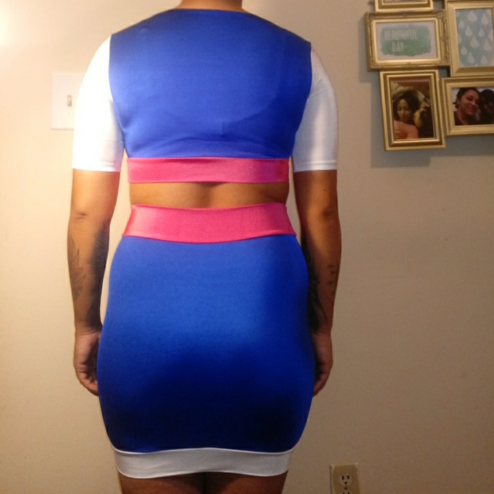 Alluring Sexy Cropped Top and Skirt Set - Picture 4 of 8